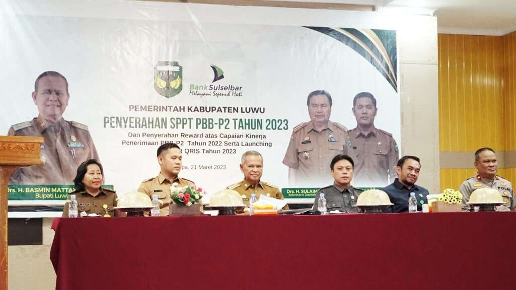 Bupati Luwu Beri Reward kepada Camat, Lurah, Kades dan Kolektor Berprestasi Pencapaian Target PBB-P2