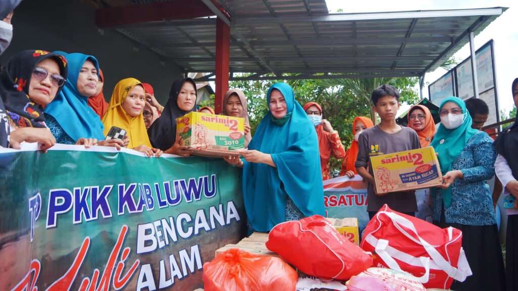 Sinergi Kemanusian, Hj Hayarna Salurkan Bantuan Bagi Korban Banjir di Luwu