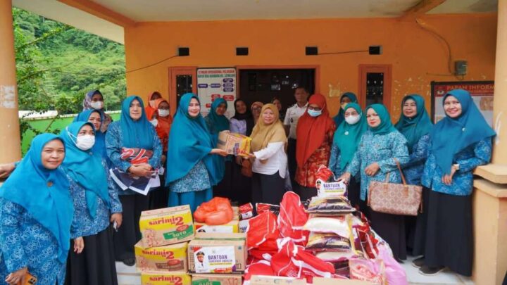 Hj. Hayarna salurkan bantuan bagi korban banjir