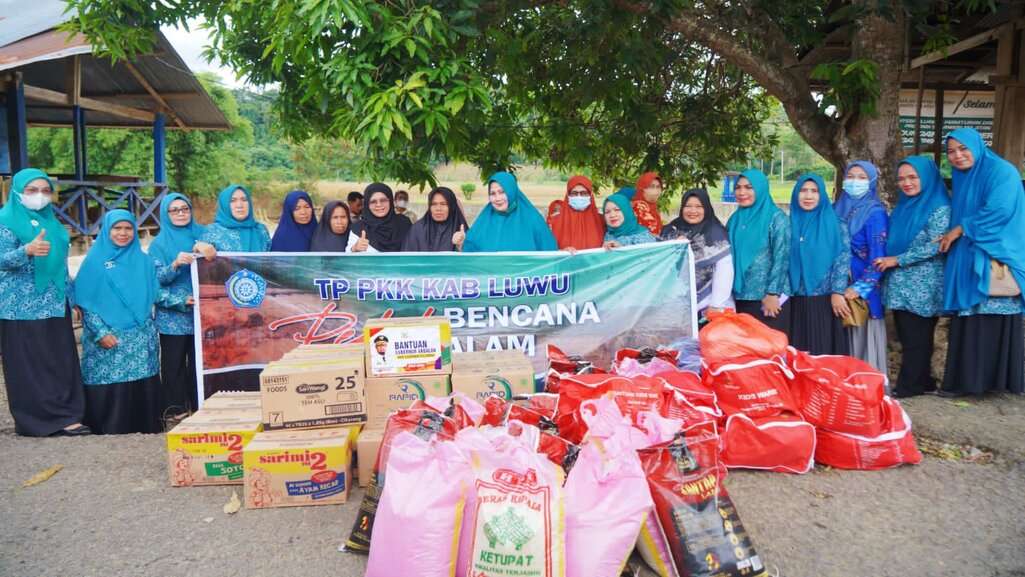 Sinergi Kemanusian, Hj Hayarna Salurkan Bantuan Bagi Korban Banjir di Luwu