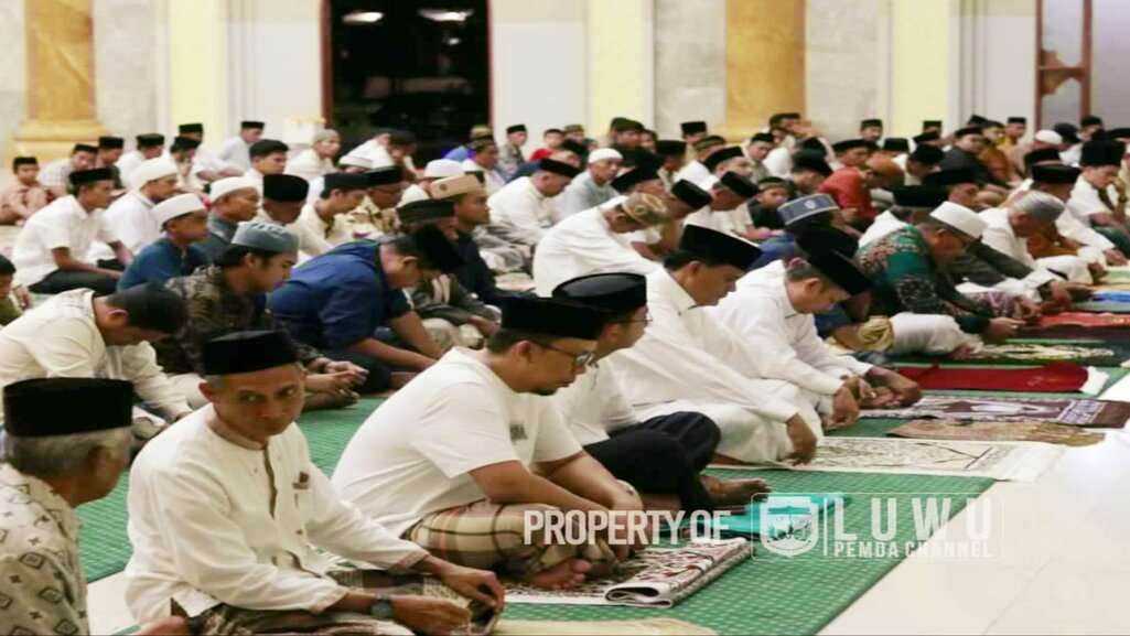Jemaah Masjid Agung Luwu Doakan Almarhum Syukur Bijak Saat Malam Nuzulul Qur'an