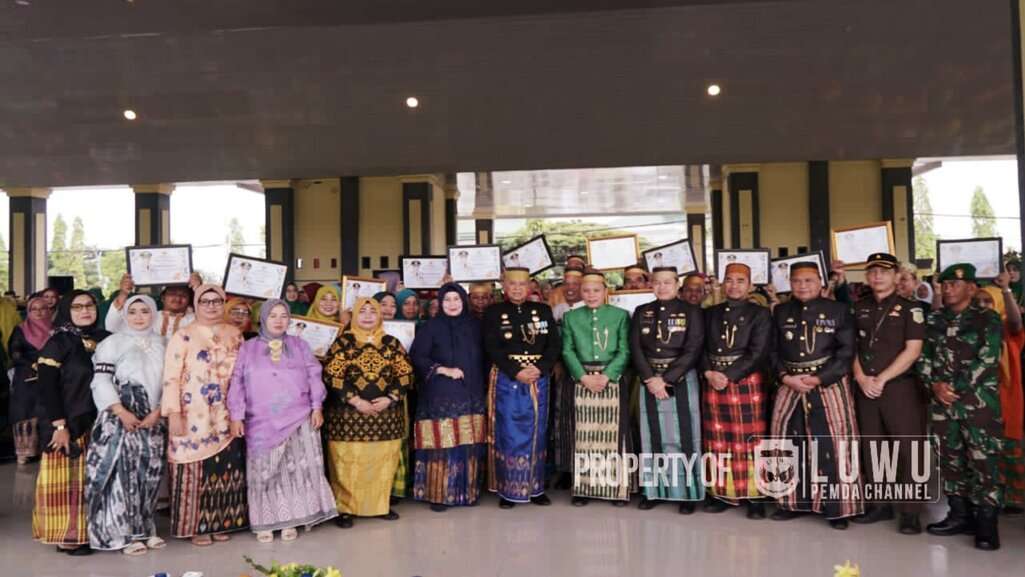 Peringati Hardiknas 2023, Bupati Luwu Beri Penghargaan ke Guru dan Sekolah Berprestasi