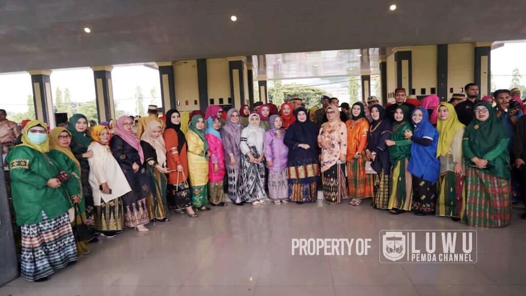 Peringati Hardiknas 2023, Bupati Luwu Beri Penghargaan ke Guru dan Sekolah Berprestasi