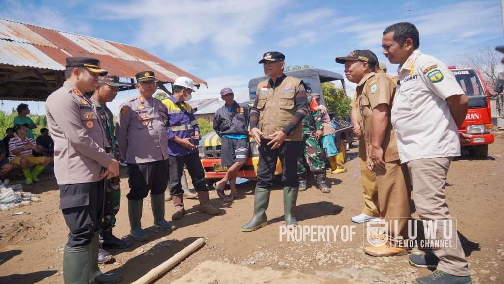 Tinjau Korban Banjir, Bupati Luwu Salurkan Bantuan