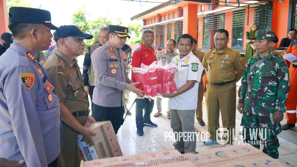 Tinjau Korban Banjir, Bupati Luwu Salurkan Bantuan