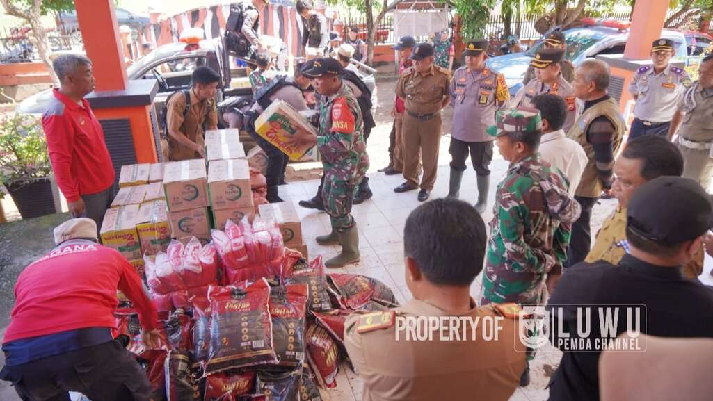 Tinjau Korban Banjir, Bupati Luwu Salurkan Bantuan