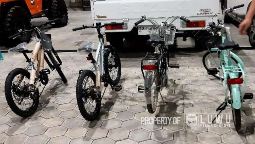 Menyeberang Sungai ke Sekolah, 4 Pelajar Diberi Sepeda Oleh Bupati Luwu