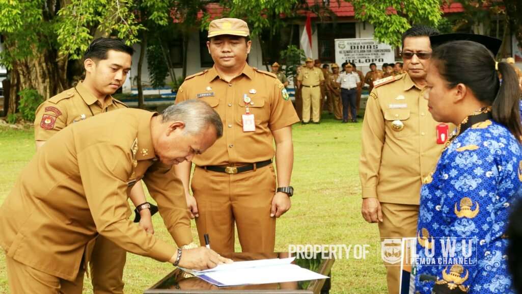 Komitmen Tuntaskan Non ASN, Bupati Luwu Kembali Serahkan 87 SK PPPK Kepada Tenaga Guru Dan Teknis Formasi Tahun 2022