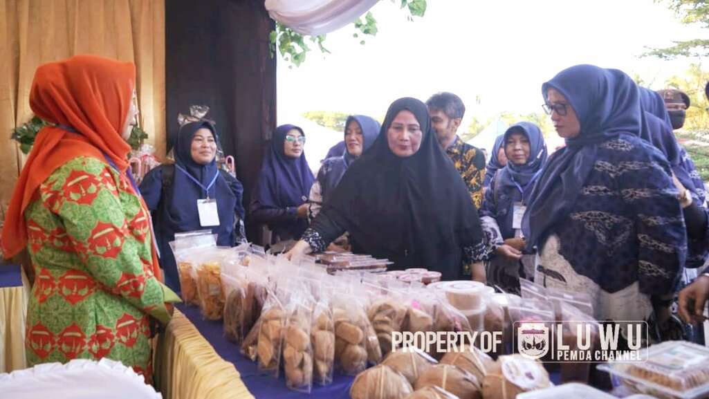 Tinjau Kesiapan Peserta Pameran, Ketua TP PKK Luwu: Lestarikan Produk Lokal