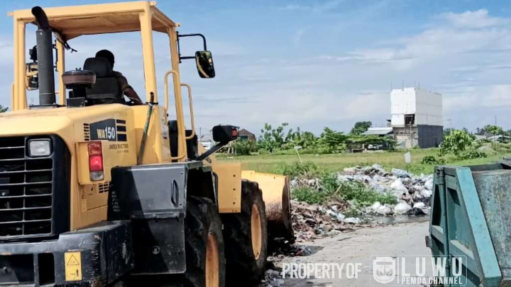Bersama PUTR, DLH Luwu Bersihkan Tumpukan Sampah di Pasar Sentral Belopa