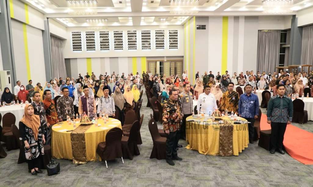 Buka Coaching Clinic Komunitas Belajar, Pj Bupati Luwu Serahkan Smartboard
