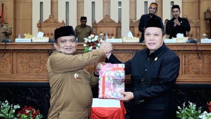 Pj Bupati Luwu Serahkan Dokumen KUA dan PPAS APBD Tahun Anggaran 2025 Ke DPRD Luwu